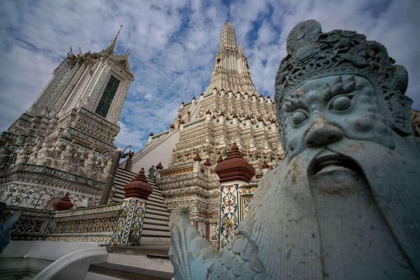 Bangkok: Wat Pho and Wat Arun Guided Walking Tour - Meeting your guide at Tha Tian Pier