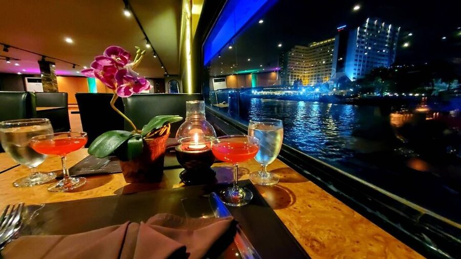 Bangkok: White Orchid Chao Phraya Dinner Cruise - What to expect from the seafood buffet