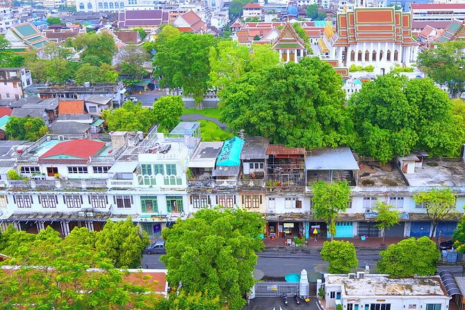 Best of Bangkok - Pak Khlong Flower Market and temple offerings