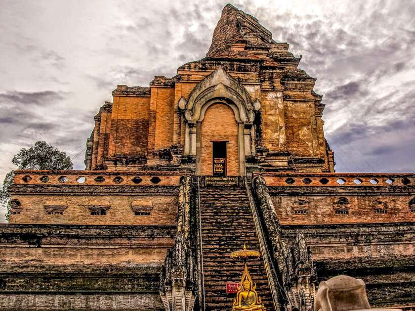 Chiang Mai: 3 Hour Old City and Temples Guided Walking Tour - Wat Phan Tao, the small temple with teak character
