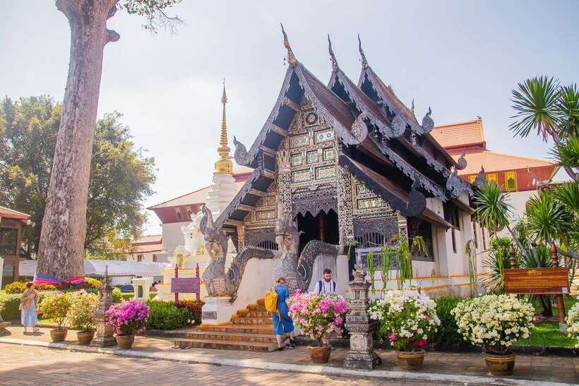 Chiang Mai: 3 Hour Old City and Temples Guided Walking Tour - The guides make the difference