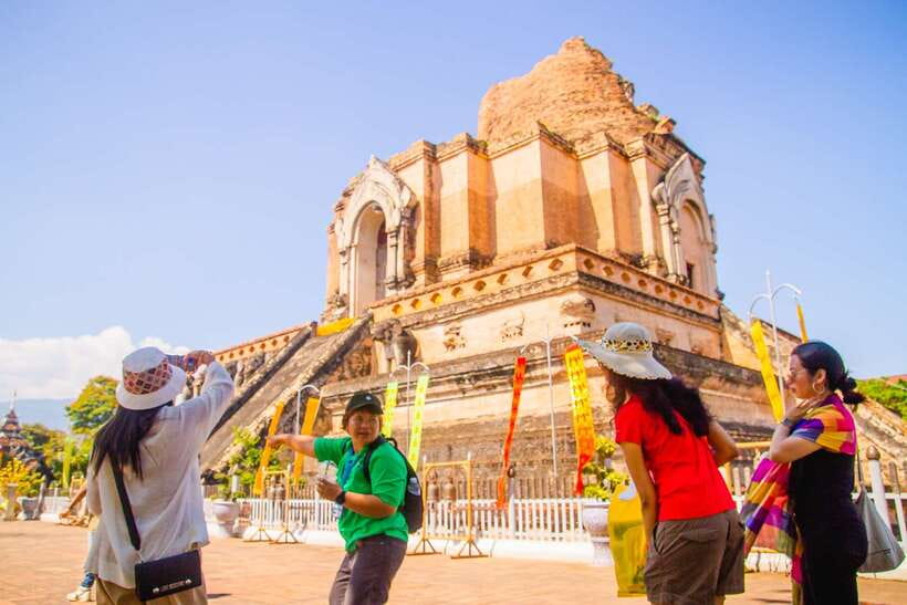 Chiang Mai: 3 Hour Old City and Temples Guided Walking Tour - Heat, walking, shoes, and temple etiquette