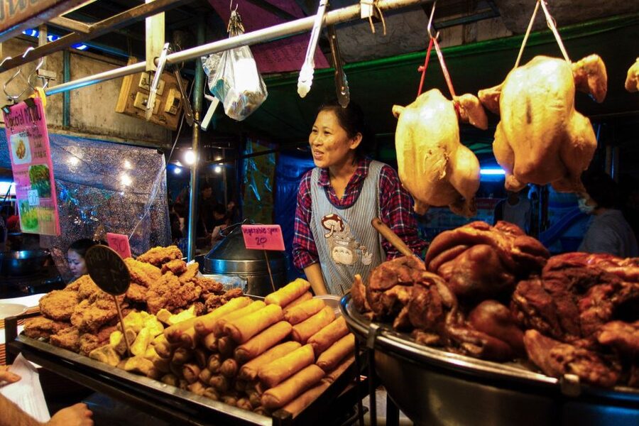 Chiang Mai: Chiang Mai Bar Hopping Guided Night Tour - Starting at Wat Lok Moli after sunset