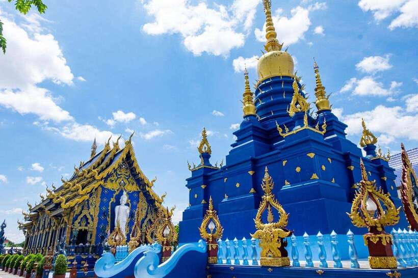 Chiang Mai: Chiang Rai Temples, Karen Tribe and Hot Springs - Lunch in Chiang Rai, with room for local treats
