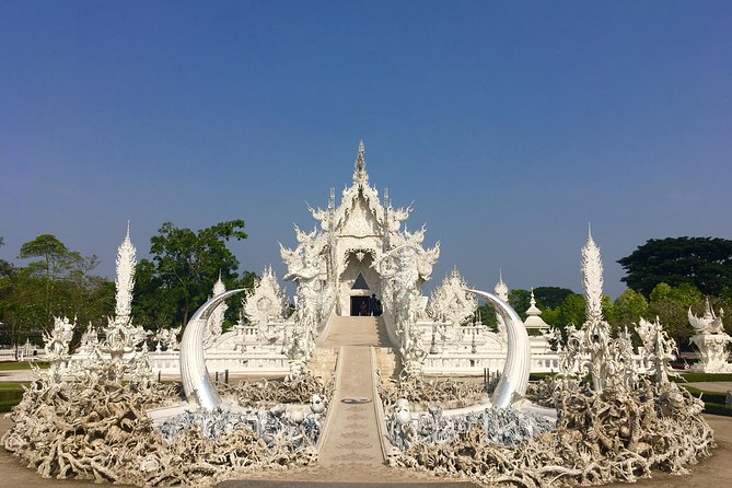 Chiang Mai-Chiang Rai:White+Black+Blue Temple+Golden Triangle+Boat Trip - The Golden Triangle puts three countries in one view