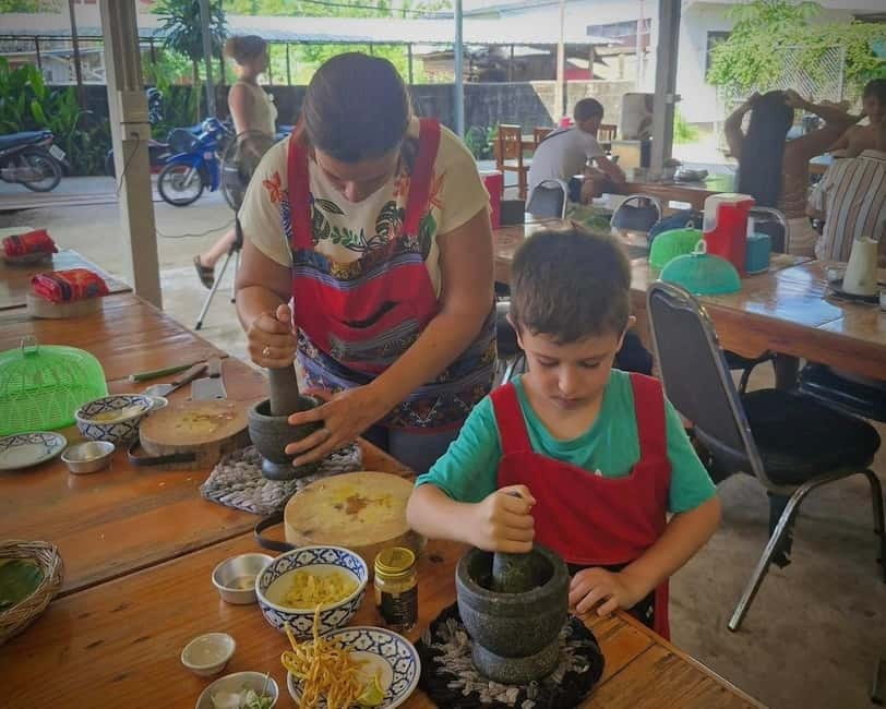 Chiang Mai: Cooking Class, Market & Thai Herbs Garden Tour - Making curry paste from scratch with a mortar and pestle