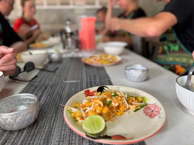 Chiang Mai: Cooking Class with Market and Pickup - How the guides shape the experience