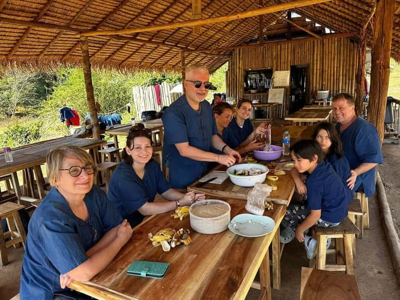 Chiang Mai: Doi Inthanon Hiking & Elephant Sanctuary Program - Pad Thai with a practical lunch break