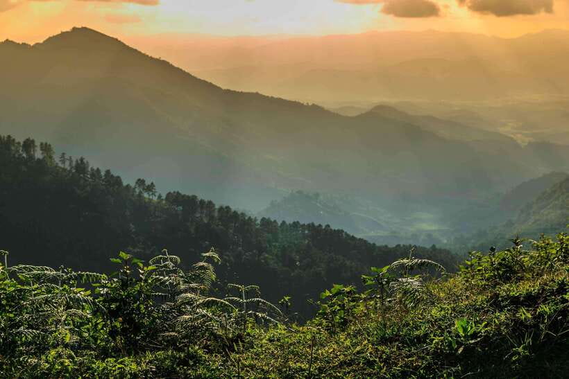 Chiang Mai: Doi Inthanon Park Tour & Kew Mae Pan Trail Hike - The Hmong market and White Karen village