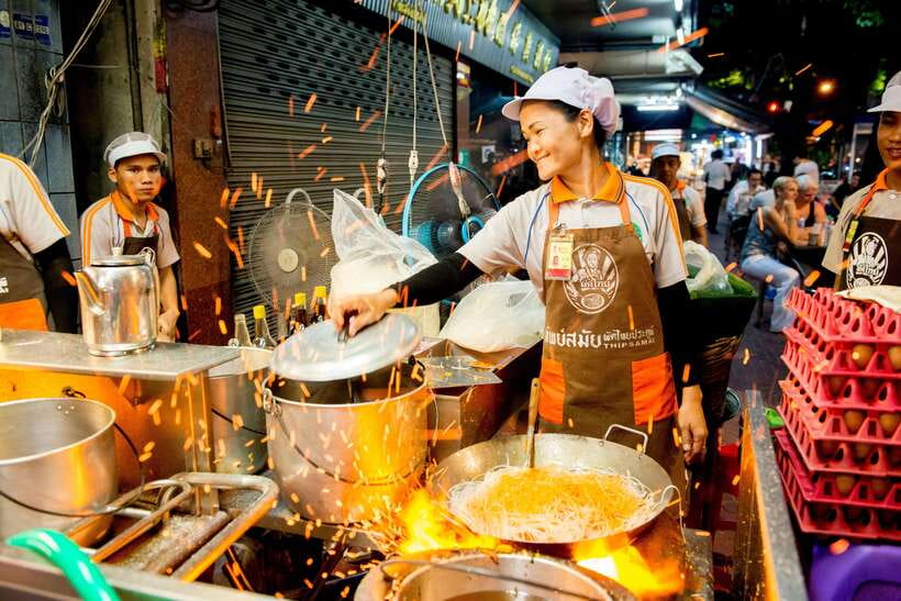 Chiang Mai: Evening Sightseeing and Local Food Guided Tour - Why this evening tour works for a first night