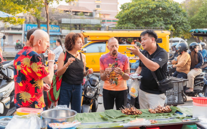 Chiang Mai: Evening Sightseeing and Local Food Guided Tour - Chiang Mai Flower Market and the Ping River crossing