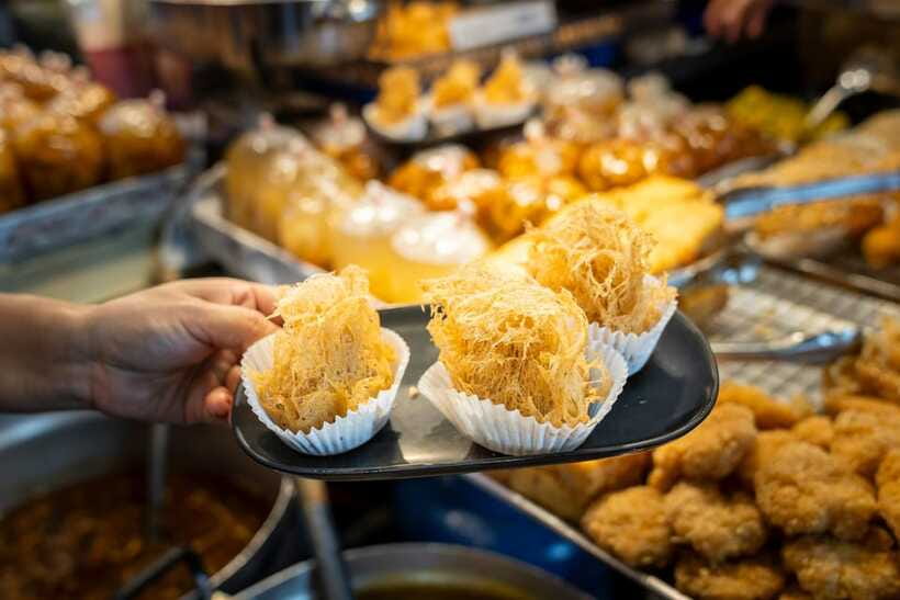 Chiang Mai: Evening Sightseeing and Local Food Guided Tour - Chiang Mai Gate Market: start with small bites