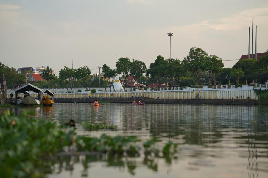 Chiang Mai:Explore kayaking through Mae Ping River on sunset - Warorot Market, or Kad Luang, from the river