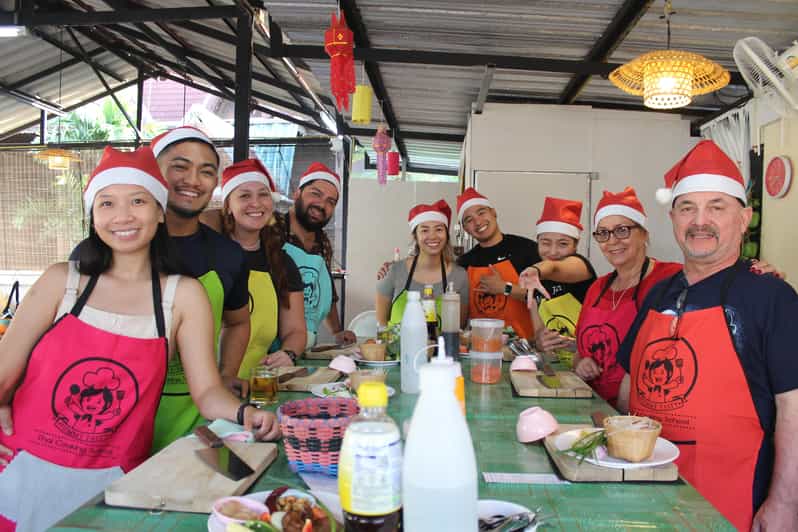 Chiang Mai: Half Day Evening Cooking Class with Market Tour - Pounding curry paste the traditional way