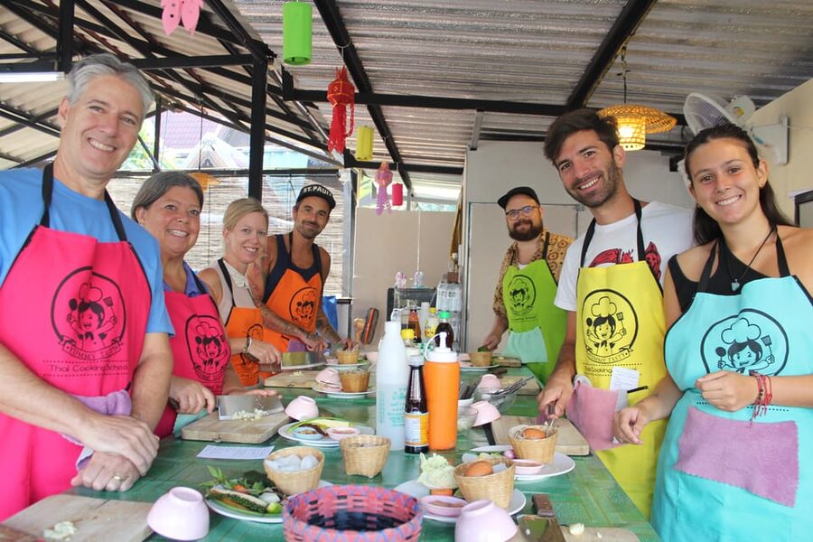 Chiang Mai: Half Day Evening Cooking Class with Market Tour - How the evening feels in the open-air kitchen