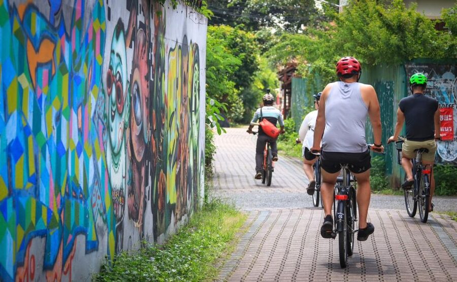 Chiang Mai: Half-Day Old Town Cycling Tour - Warorot Market, snacks, and small shops