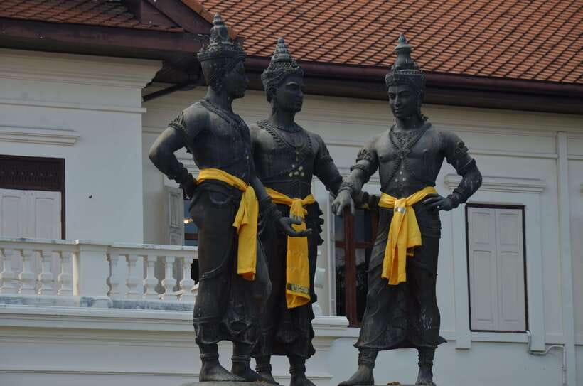 Chiang Mai: Historic Temples and City Guided Walking Tour - Wat Phra Singh and classic Lanna architecture