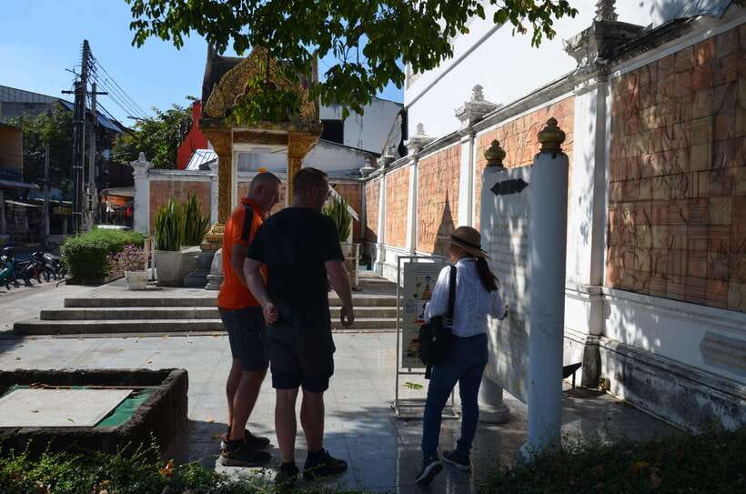 Chiang Mai: Historic Temples and City Guided Walking Tour - Wat Chedi Luang and the tour’s dramatic finish