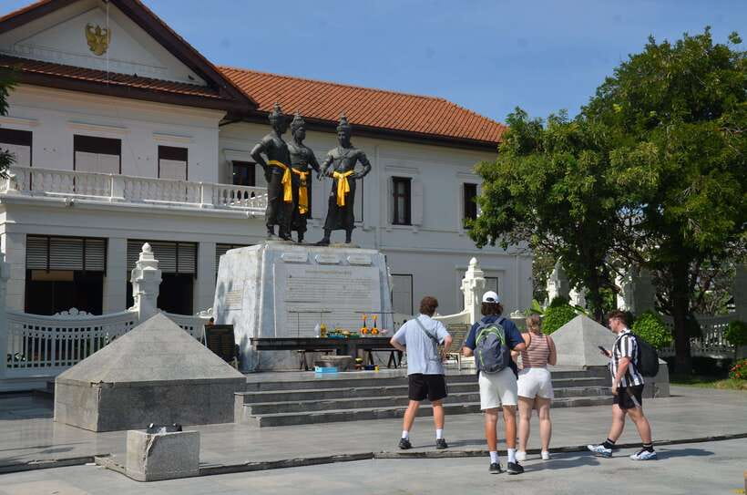 Chiang Mai: Historic Temples and City Guided Walking Tour - The guides make the difference