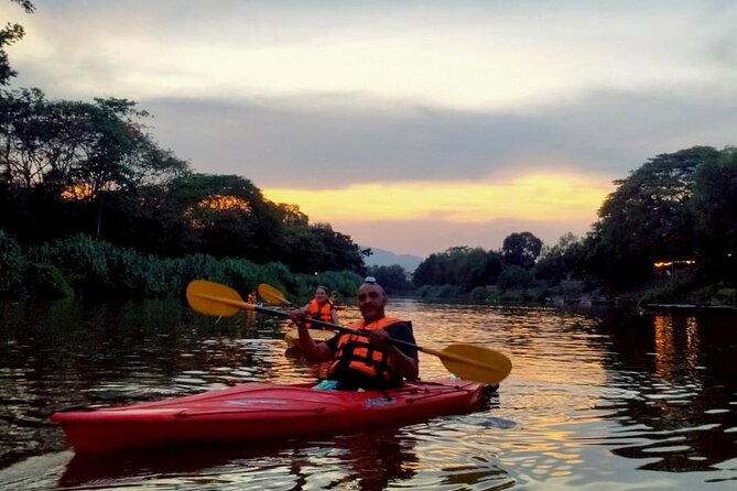 Chiang Mai: Kayak Under the Stars – 6 km to the Heart of the City - Guides, group size, and the human side of the trip