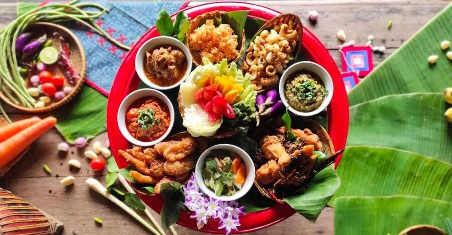 Chiang Mai: Khantoke Dinner with Traditional Performance - The Khantoke meal, shared Northern Thai style