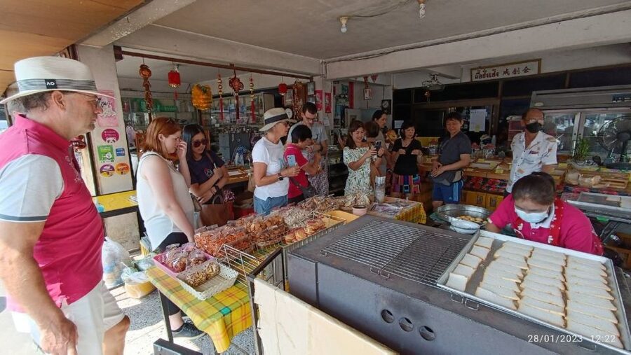 Chiang Mai: Local Food and Markets Guided Walking Tour - Go Neng and the famous dinosaur-shaped dough