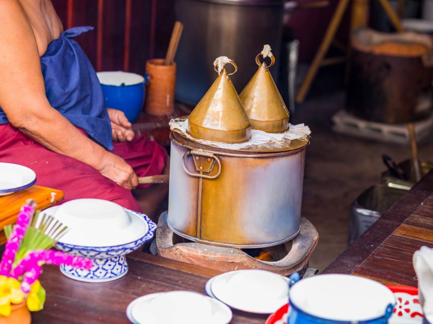 Chiang Mai: Local Food and Markets Guided Walking Tour - Mango sticky rice brings the sweet course