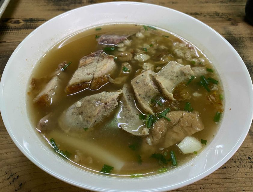 Chiang Mai: Local Food and Markets Guided Walking Tour - First taste: Khao Kriab Pak Moh at Lung Khajohn Wat Ket
