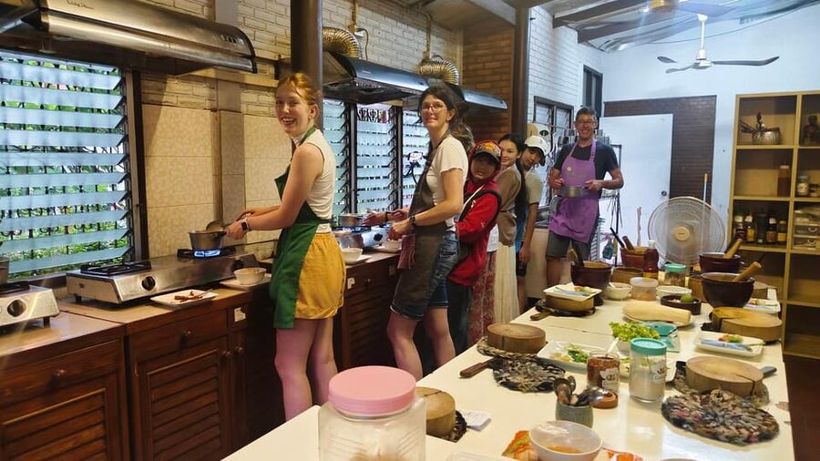 Chiang Mai: Morning Cooking Class with Market Visit - A local market before the chopping board