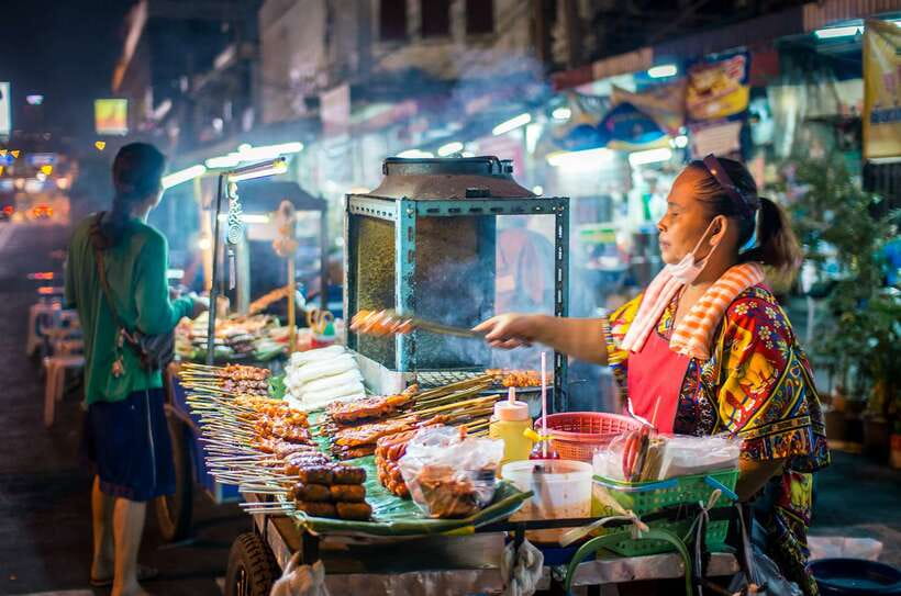 Chiang Mai: Private Historic Old City Bike Tour - Night - Three Kings Monument and the City Navel Temple