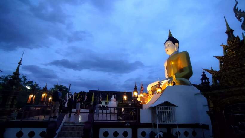 Chiang Mai: Private Historic Old City Bike Tour - Night - Wat Chedi Luang and its huge ruined chedi