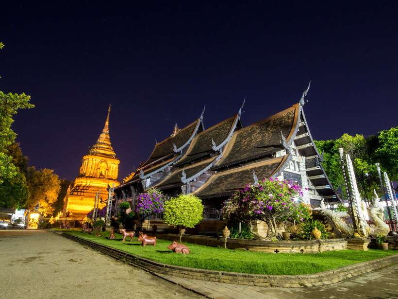 Chiang Mai: Private Historic Old City Bike Tour - Night - The extra temple choice: Wat Chiang Man or Wat Lok Molee