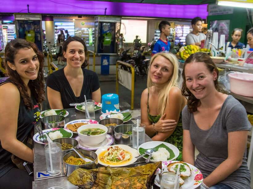 Chiang Mai: Private Historic Old City Bike Tour - Night - The market stop and simple local food