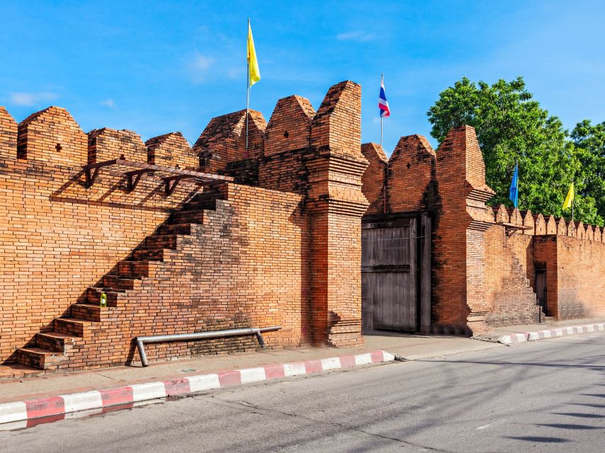 Chiang Mai: Private Tuk Tuk Tour of City Temples With Pickup - Wat Chedi Luang and the Emerald Buddha connection