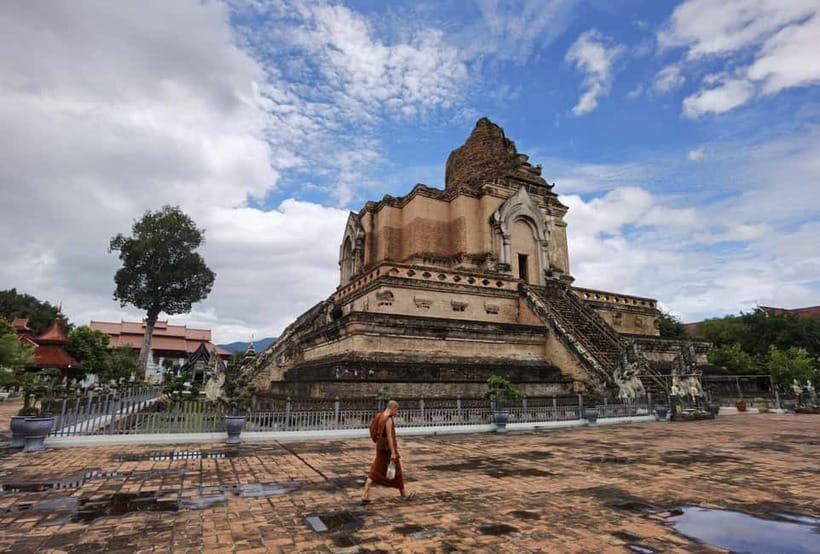 Chiang Mai: Temple And City Walking Tour Part I - The wooden character of Wat Pan Tao