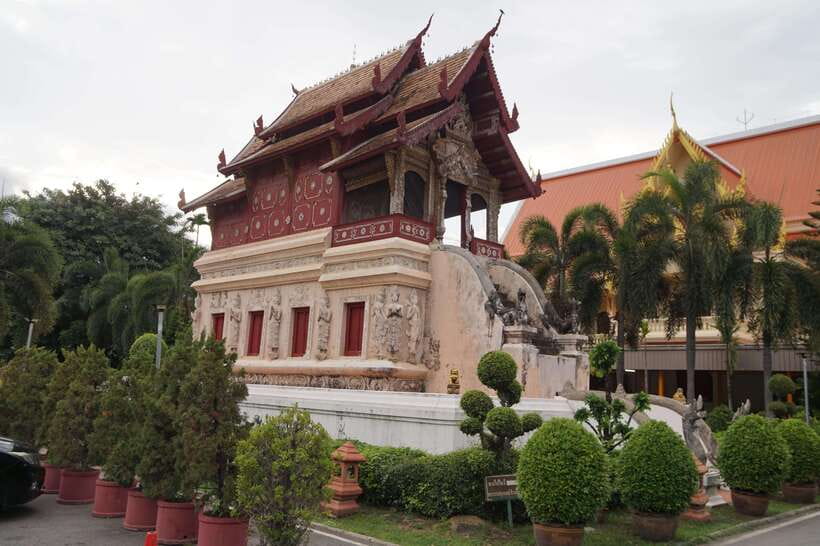 Chiang Mai: Temple And City Walking Tour Part I - Walking comfort, temple etiquette, and heat