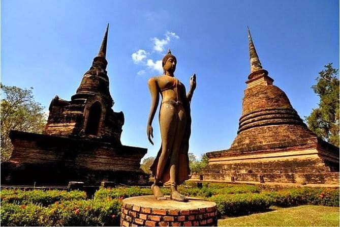 Chiang Mai Temples and Market Tuk Tuk Night Tour - What the guide adds to the evening