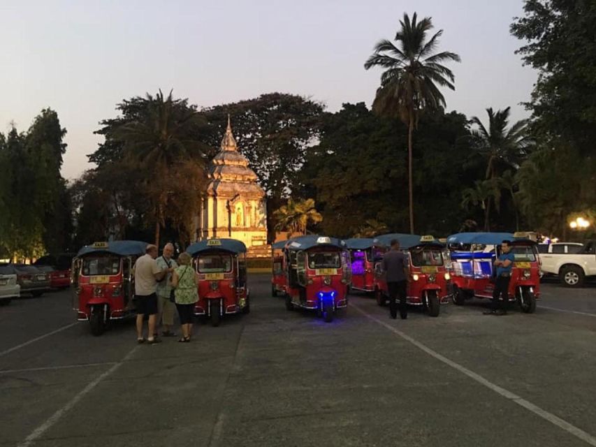Chiang Mai: Temples and Street Food Night Tour by Tuk Tuk - Timing, clothing, and practical planning