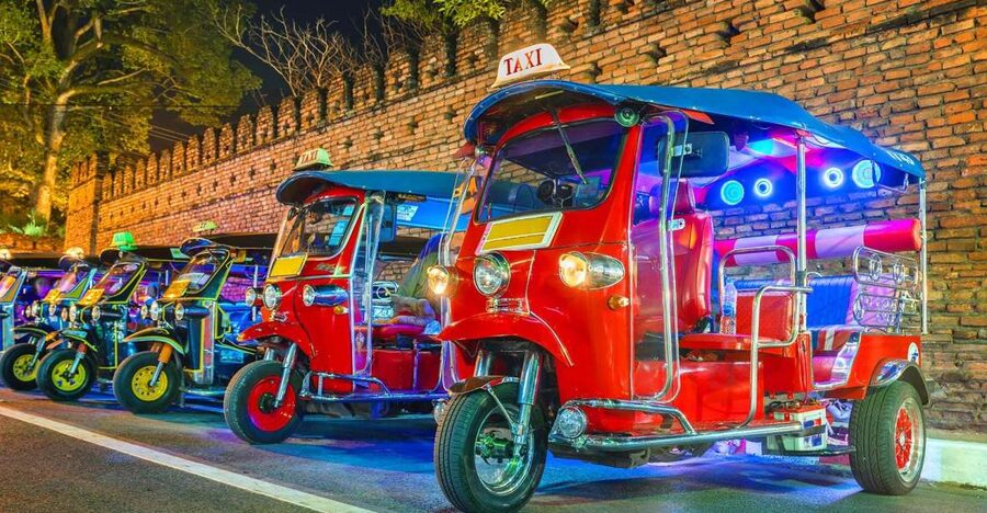 Chiang Mai: Temples and Street Food Night Tour by Tuk Tuk - What this two-hour Chiang Mai tour actually offers