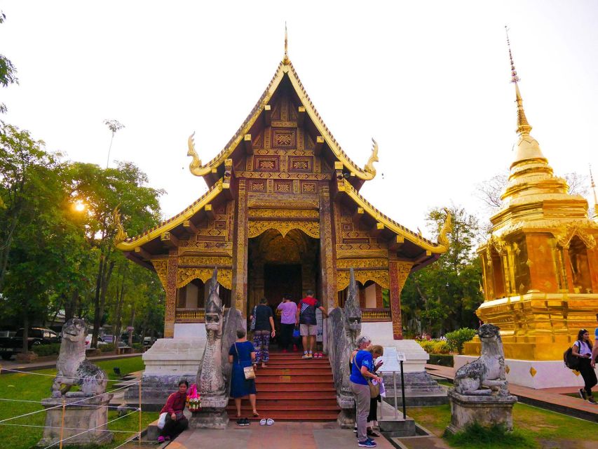 Chiang Mai: Temples and Street Food Night Tour by Tuk Tuk - Wat Phra Singh and northern Thai design