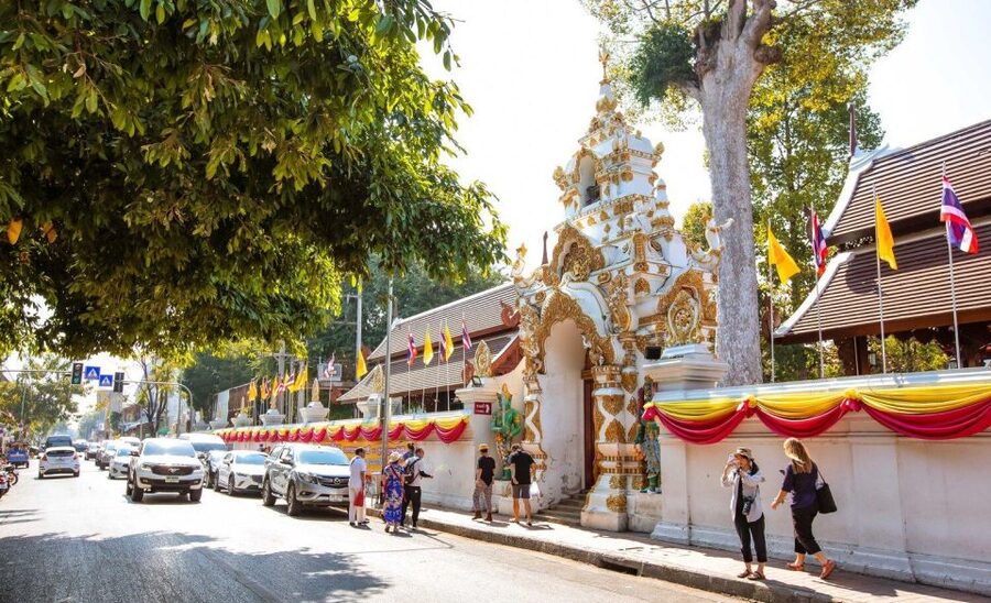 Chiang Mai: Temples and Street Food Night Tour by Tuk Tuk - Mueang Mai and Warorot markets