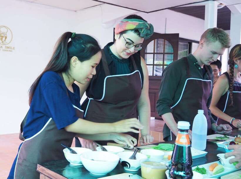 Chiang Mai: Thai Cooking and Market Tour with Lanna Smile - The people behind the warm atmosphere