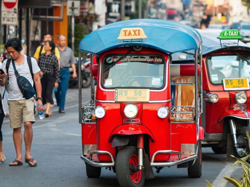 Chiang Mai: Tuk-Tuk Evening Tour with Temples & Street Foods - Key Points