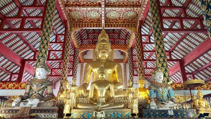 Chiang Mai: Tuk-Tuk Evening Tour with Temples & Street Foods - Warorot Market and Ton Lam Yai Flower Market