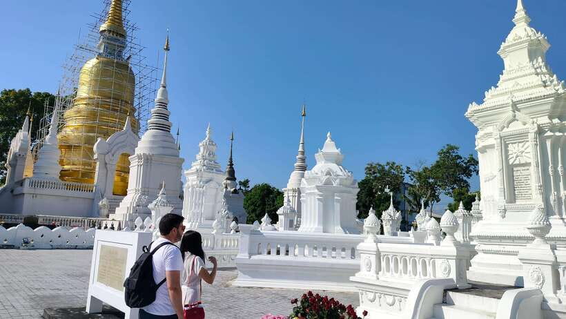 Chiang Mai: Tuk-Tuk Evening Tour with Temples & Street Foods - Guides, Group Size, and the Human Touch