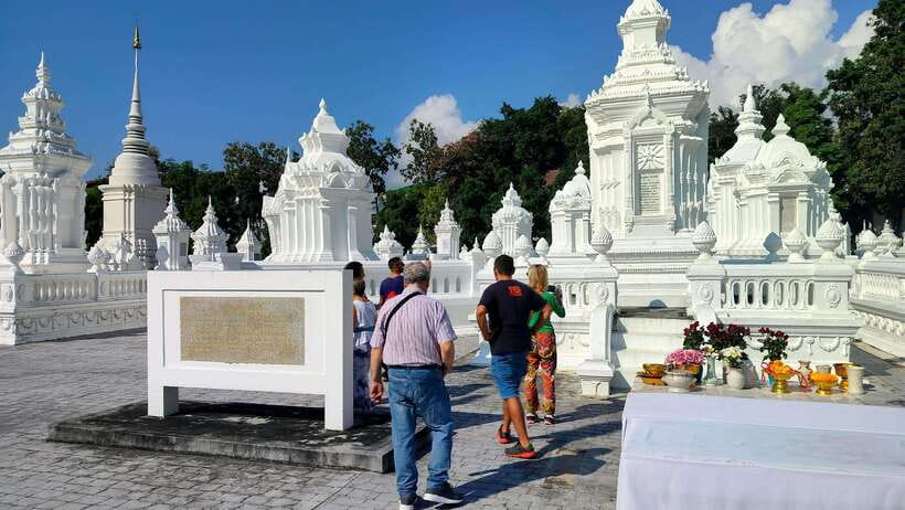 Chiang Mai: Tuk-Tuk Evening Tour with Temples & Street Foods - Sustainability Without Changing the Evening