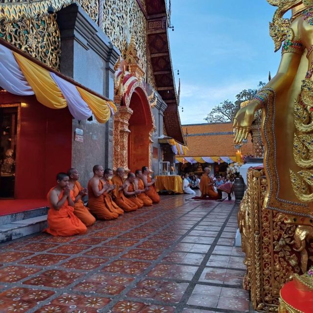 Chiang Mai: Wat Pha Lat & Wat Phra That Doi Suthep Tour - What the guides add to the experience