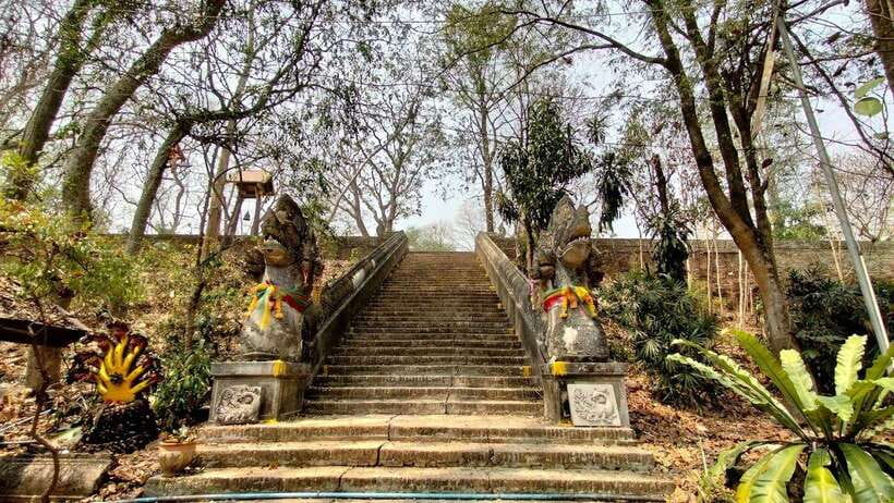 Chiang Mai:Wat Phra That Doi Suthep & Wat Umong Evening Tour - Guides, drivers, and the small-group format