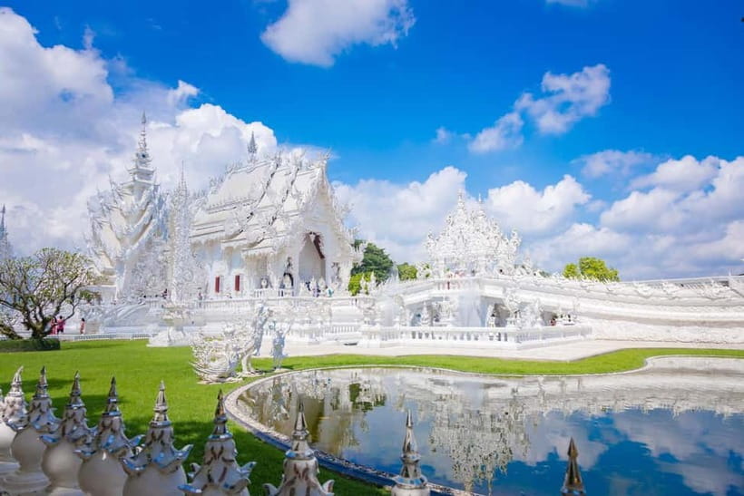 Chiang Mai: White, Red/Black & Blue Temples Tour with Lunch - Mae Kachan Hot Spring: a quick first break