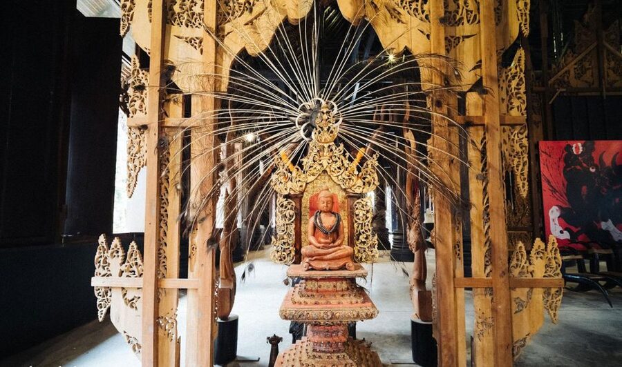 Chiang Mai: White, Red/Black & Blue Temples Tour with Lunch - Buffet lunch near the White Temple